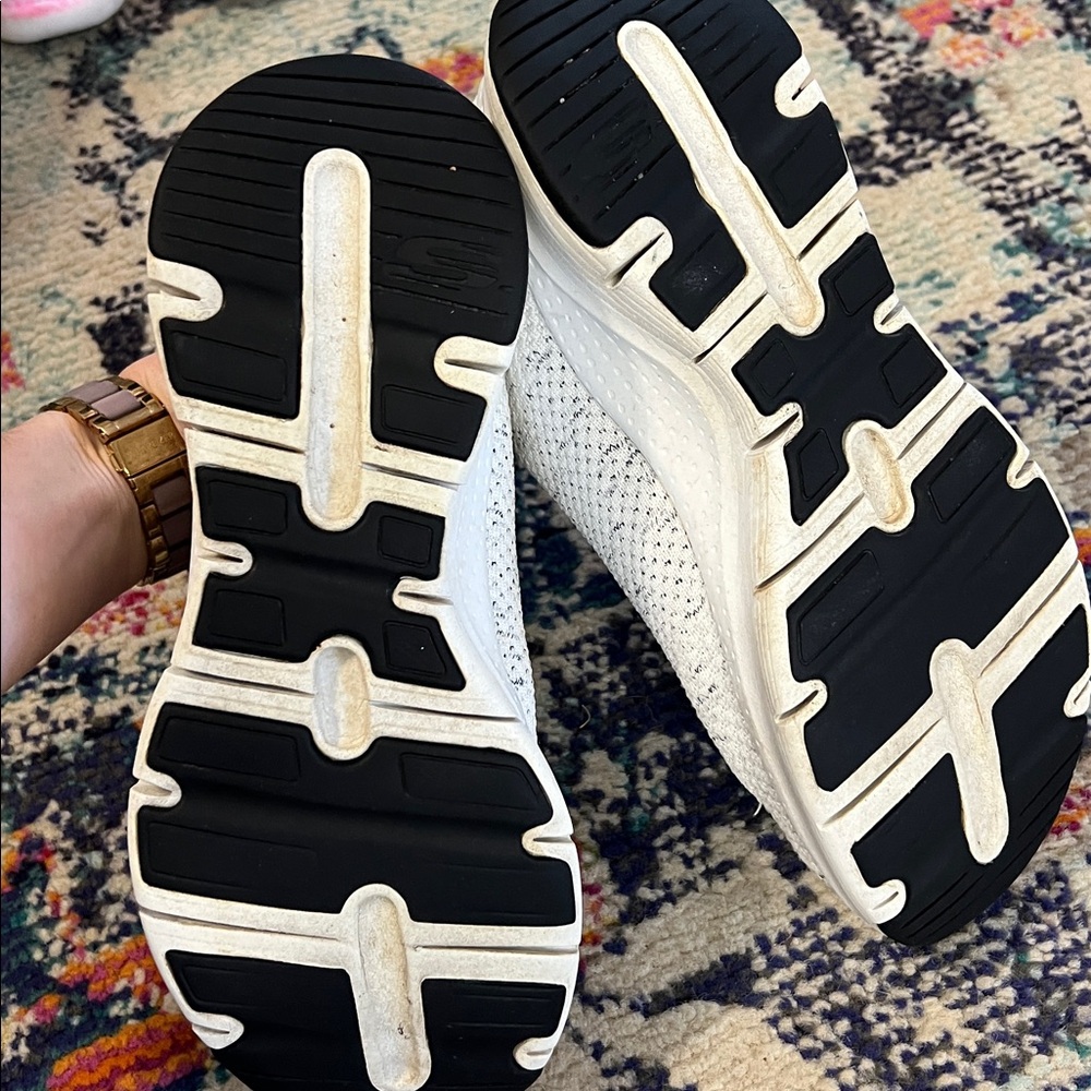 Skechers womens 7.5 White and Black Arch Fit Sneakers - Picture 6 of 7